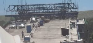 Acidente na Ponte do Futuro deixa operário desaparecido; secretário do Estado detalha ocorrência