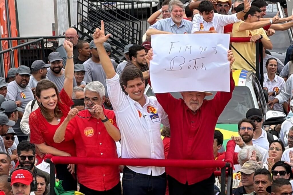 Em caminhada no Recife, Lula levanta cartaz pelo “fim das bets”
