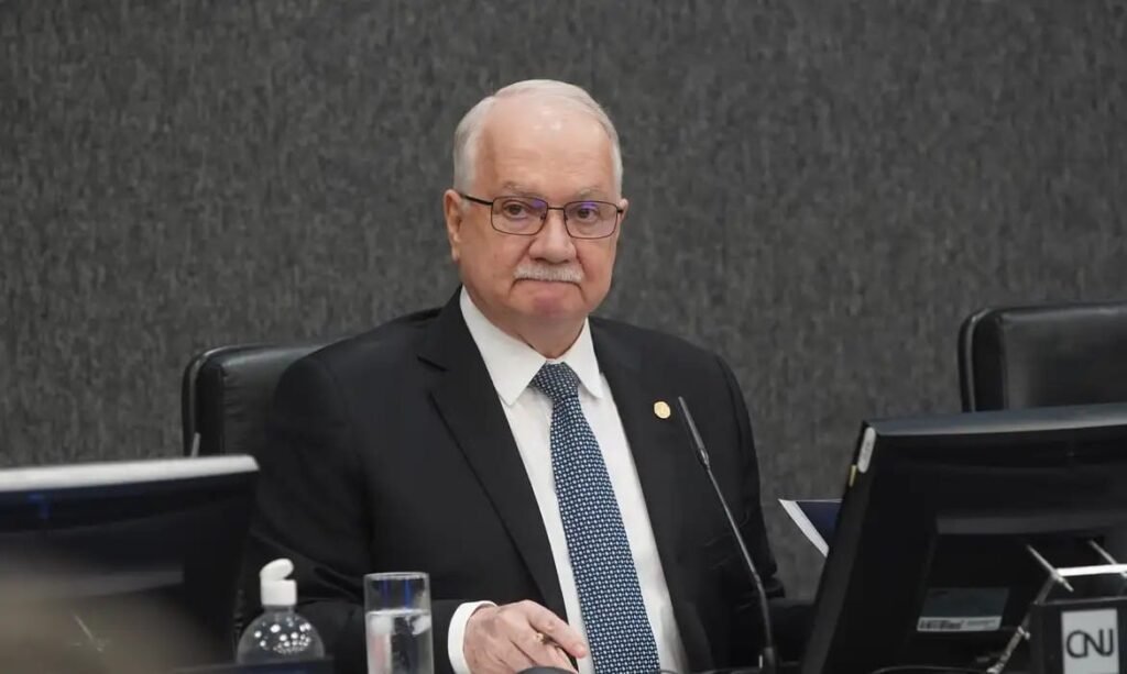 Fachin toma medidas para conter crise no STF e suspende decisões de Mendonça e Dino