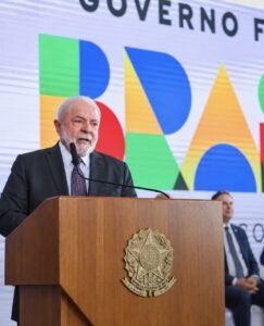 Faltando 17 dias para o 1º turno, Lula reajusta Bolsa Família e piso passa a R$ 691