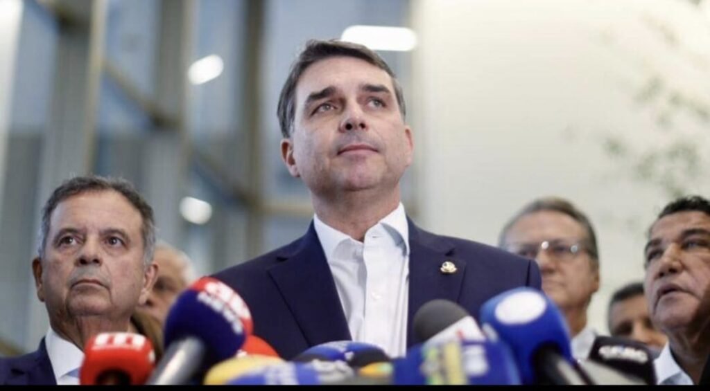 Flávio Bolsonaro viajou em jatinho ligado a Vorcaro e usado por Moraes; candidato reage com ironia após revelação