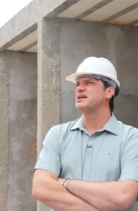 Leo Bezerra acompanha retomada das obras do Mercado do Rangel e prevê entrega em até seis meses