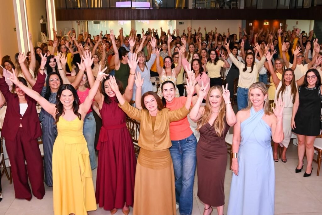 Nil Mendes é recepcionada por grupo de mulheres em encontro na capital paraibana