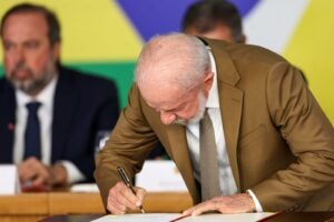 A 16 dias do segundo turno, Lula zera imposto federal da gasolina e amplia subsídio aos combustíveis