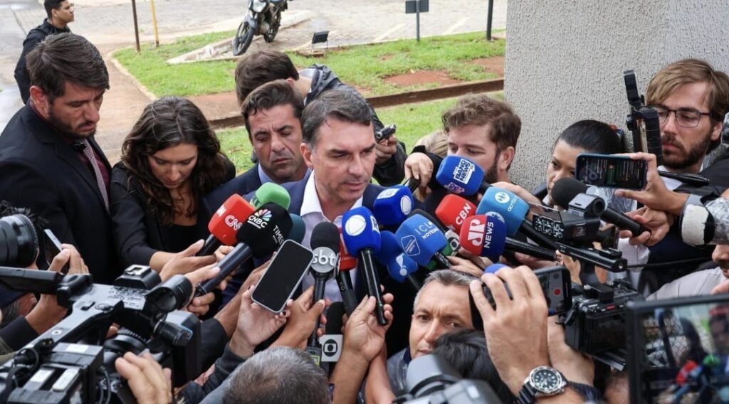 Após criticar proposta, Flávio Bolsonaro recua e anuncia apoio ao fim da escala 6×1