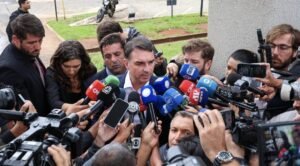 Após criticar proposta, Flávio Bolsonaro recua e anuncia apoio ao fim da escala 6×1
