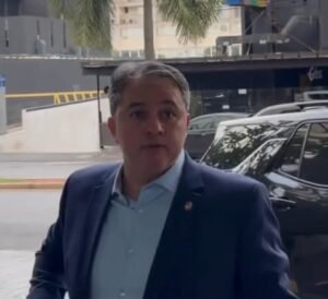 Efraim Filho vai à sede nacional do PL e participa de articulações de Valdemar sobre paradeiro de Flávio Bolsonaro