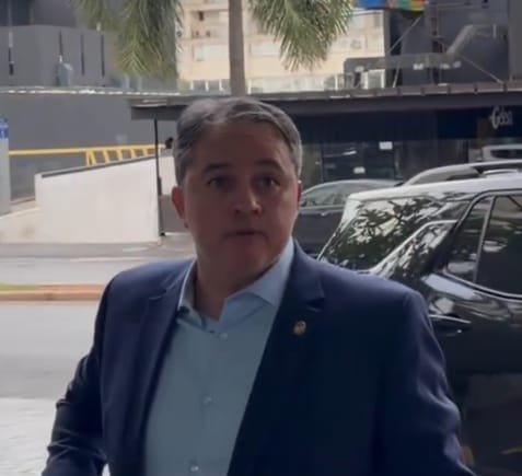 Efraim Filho vai à sede nacional do PL e participa de articulações de Valdemar sobre paradeiro de Flávio Bolsonaro