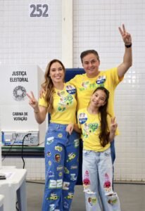 Efraim Filho vota em João Pessoa e demonstra confiança na disputa pelo Governo da Paraíba