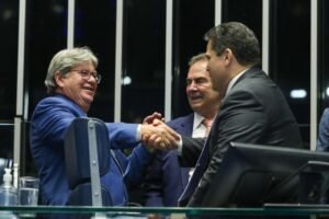 Em Brasília, João Azevêdo participa de reunião da executiva do PSB e celebra fim da escala 6×1 em visita ao Senado