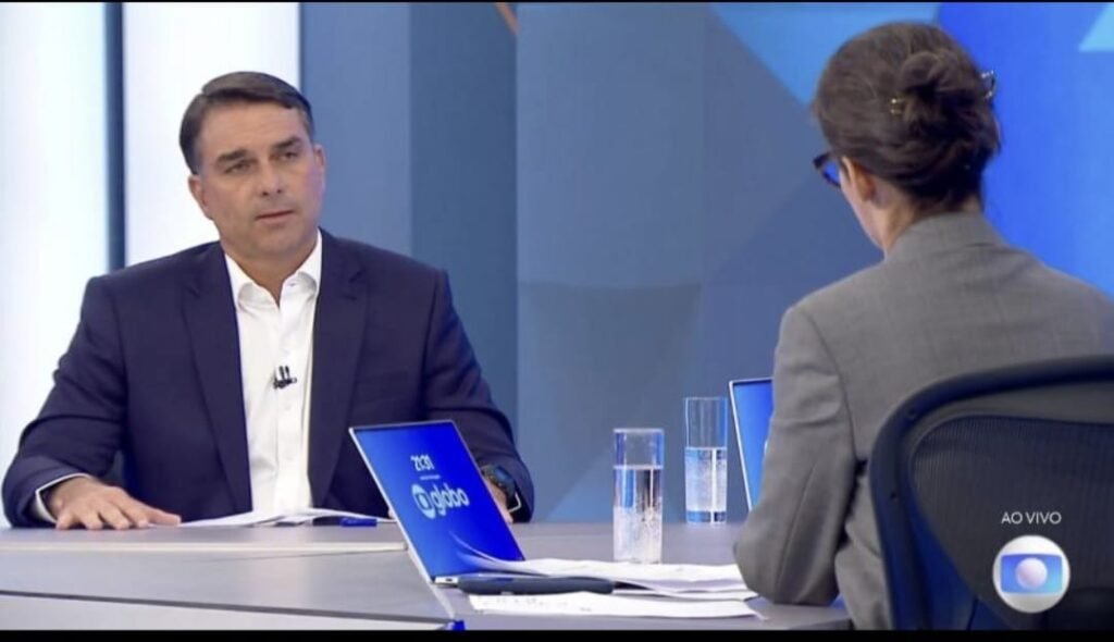 Flávio Bolsonaro desiste de debate da Globo e cita decisão do TSE