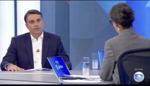 Flávio Bolsonaro desiste de debate da Globo e cita decisão do TSE