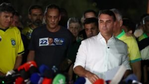 Flávio Bolsonaro não reconhece vitória de Lula e anuncia que pedirá anulação das eleições