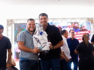 Leo Bezerra anuncia antecipação dos salários em comemoração do Dia do Servidor com programação na CAM