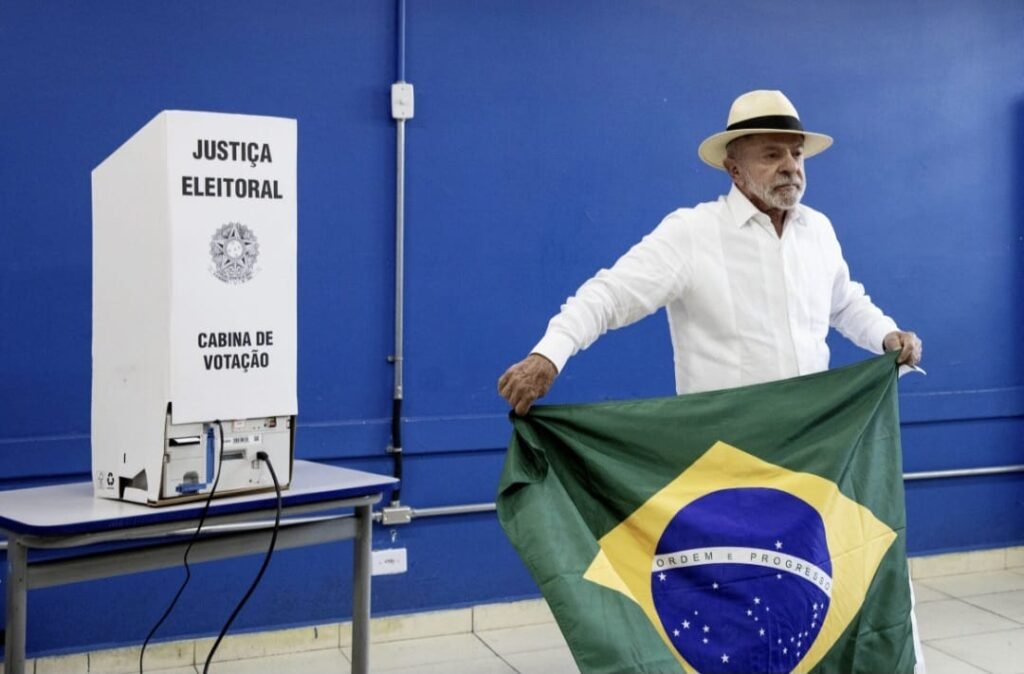 Lula é reeleito presidente do Brasil após virada na apuração do segundo turno
