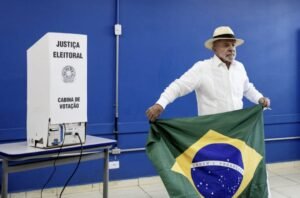 Lula é reeleito presidente do Brasil após virada na apuração do segundo turno