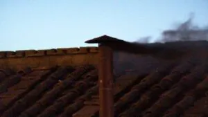 Conclave: primeira fumaça é preta e indica que ainda não temos um novo Papa